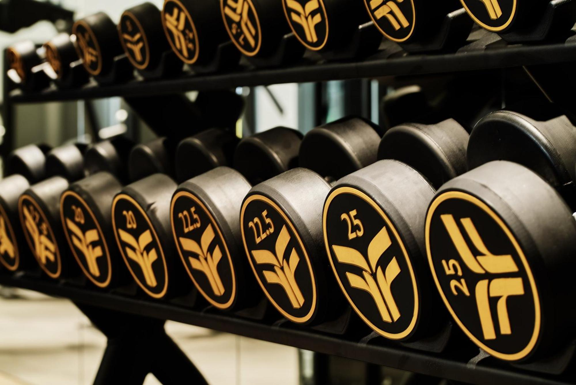 City Of Dreams Mediterranean - Integrated Resort, Casino & Entertainment Limisso Esterno foto Dumbbells at a gym