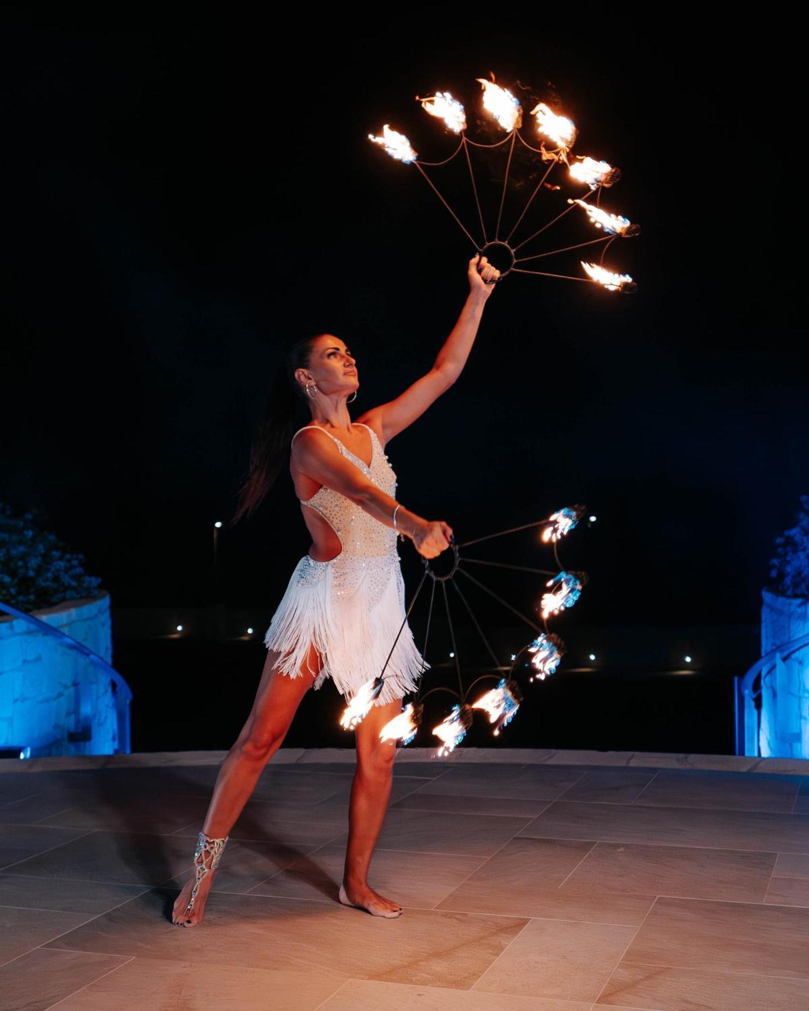 City Of Dreams Mediterranean - Integrated Resort, Casino & Entertainment Limisso Esterno foto A woman performing with a fire fan