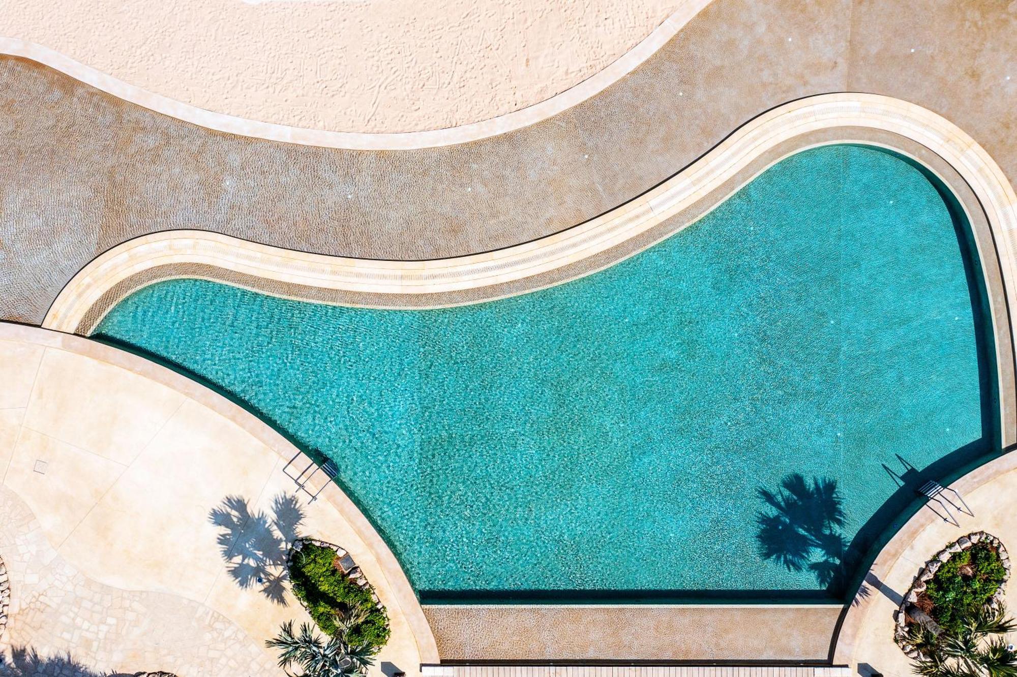 City Of Dreams Mediterranean - Integrated Resort, Casino & Entertainment Limisso Esterno foto Aerial view of a swimming pool