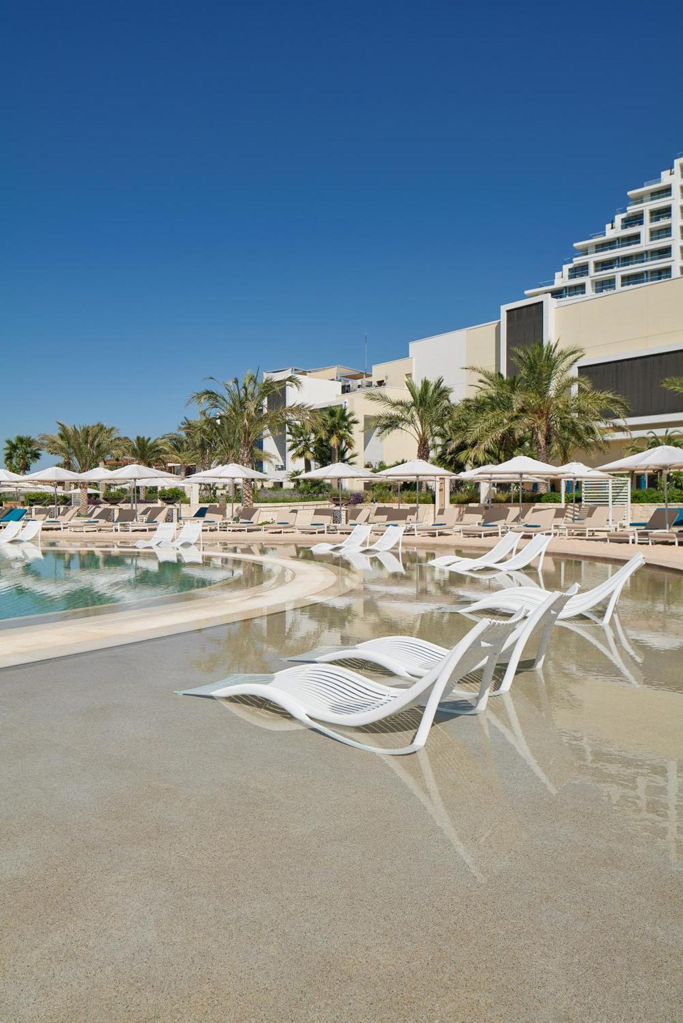 City Of Dreams Mediterranean - Integrated Resort, Casino & Entertainment Limisso Esterno foto The swimming pool at the hotel