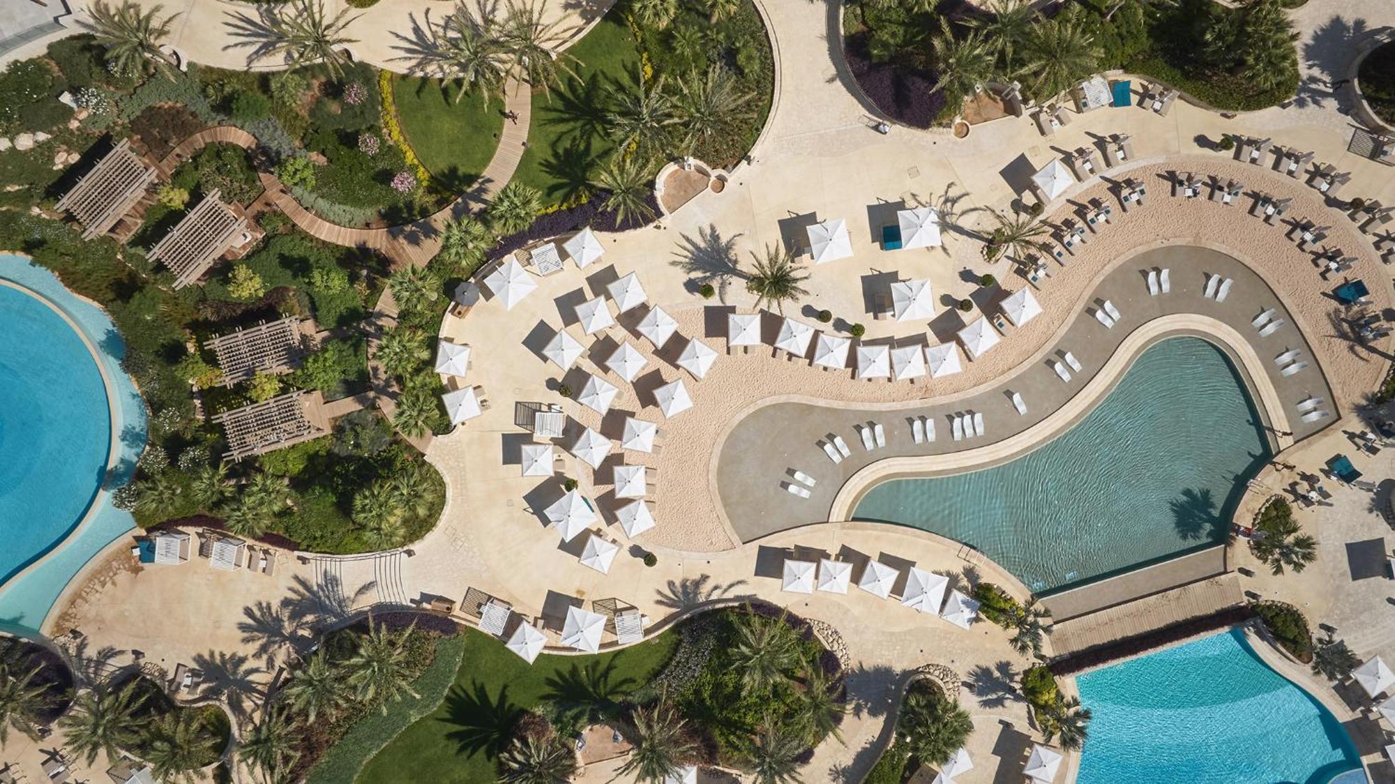 City Of Dreams Mediterranean - Integrated Resort, Casino & Entertainment Limisso Esterno foto Aerial view of the pool area