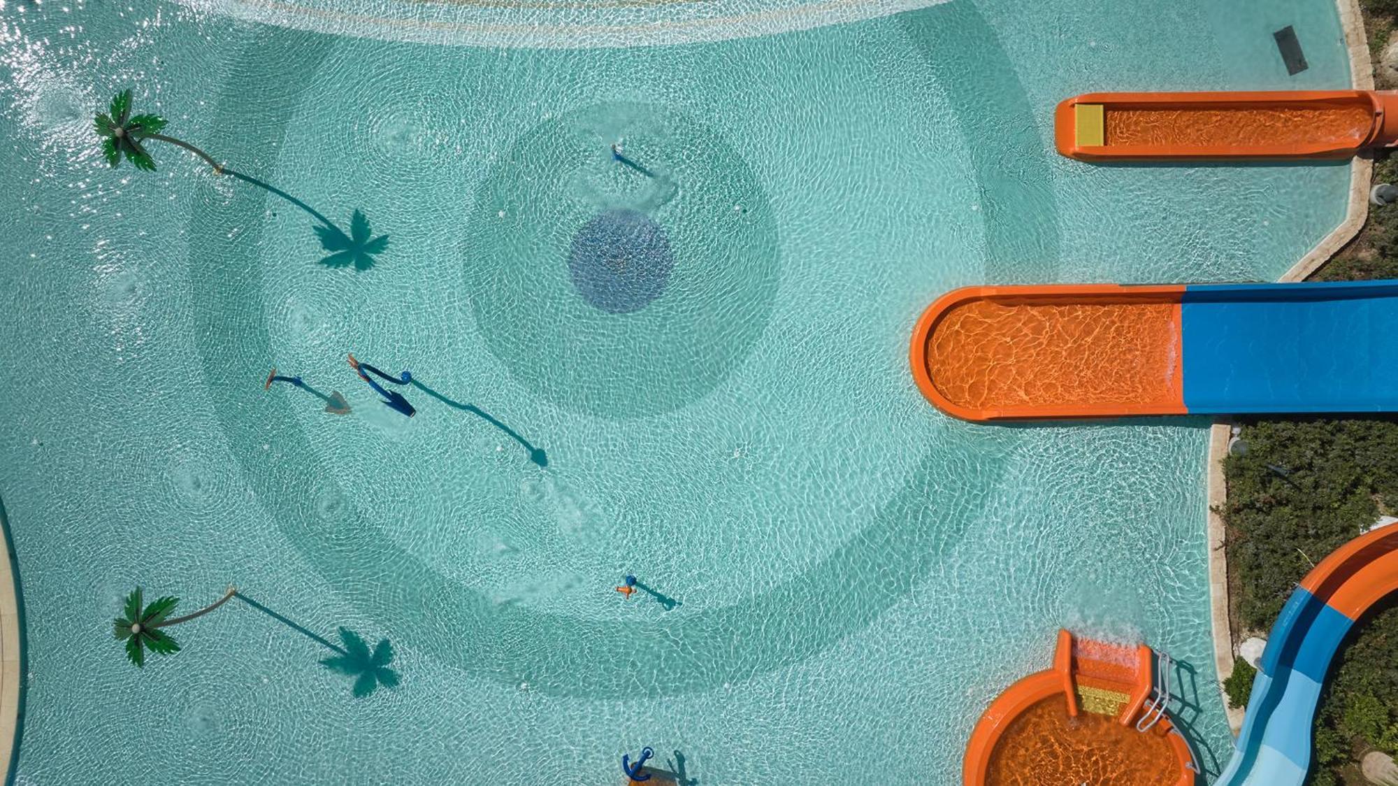 City Of Dreams Mediterranean - Integrated Resort, Casino & Entertainment Limisso Esterno foto The pool at the hotel