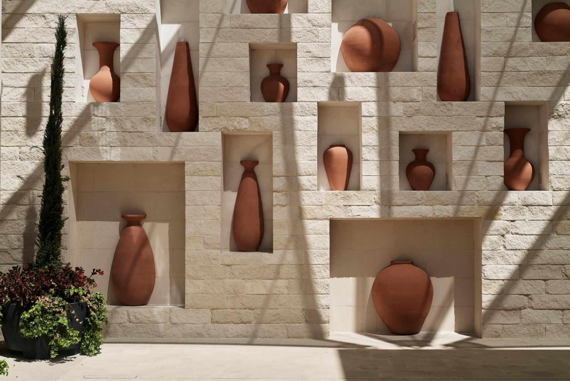 City Of Dreams Mediterranean - Integrated Resort, Casino & Entertainment Limisso Esterno foto Terracotta vases at the entrance of the museum